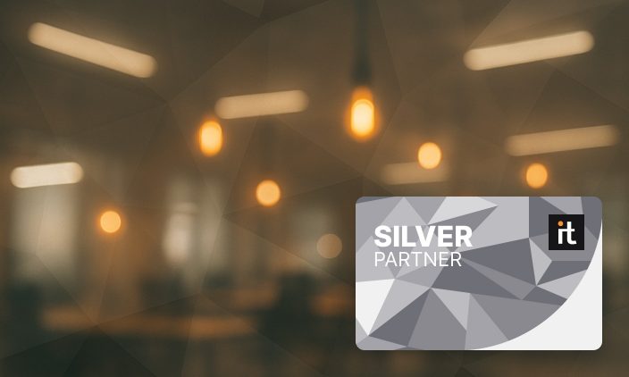 Büroumgebung mit Beleuchtung im Hintergrund; Boyum-IT Silver Partner Grafik im Vordergrund unten rechts.